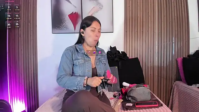 Snapshot of Ella_Rousse chatting on September 27, 2025, 12:33 pm Ella Rousse online show from September 27, 2025, 12:33 pm