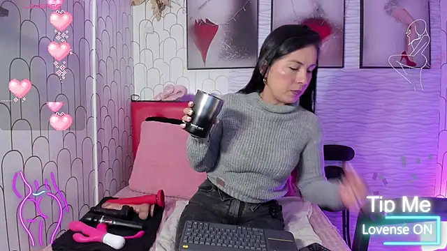 Snapshot of Ella_Rousse chatting on March 7, 2025, 12:01 pm Ella Rousse online show from March 7, 2025, 12:01 pm