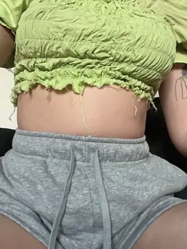 Snapshot of Morguisssz chatting on November 18, 2025, 9:40 pm Morguisssz online show from November 18, 2025, 9:40 pm