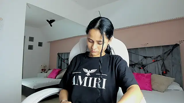 Giselle Roldan online show from October 11, 2025, 3:51 am