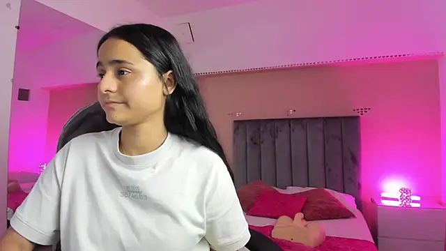 Giselle Roldan online show from April 10, 2026, 2:46 pm