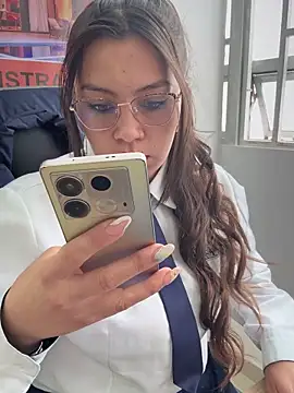 LIZ-06  online show from November 11, 2025, 1:50 pm