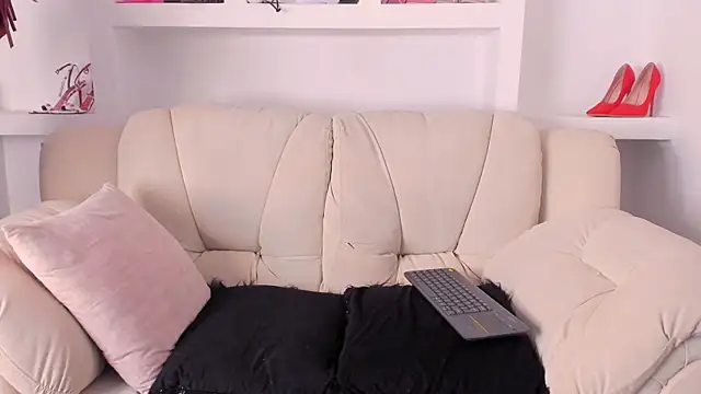 Snapshot of Radiant_Naomi chatting on December 16, 2025, 12:31 pm Radiant Naomi online show from December 16, 2025, 12:31 pm