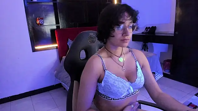 Snapshot of Lili_Gomez_ chatting on December 5, 2025, 10:47 am Lili Gomez online show from December 5, 2025, 10:47 am