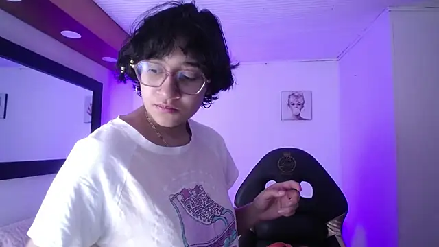 Snapshot of Lili_Gomez_ chatting on November 12, 2025, 1:04 pm Lili Gomez online show from November 12, 2025, 1:04 pm