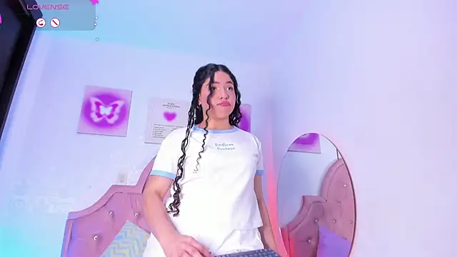 amandalee01 online show from November 8, 2025, 8:01 pm