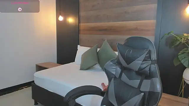 stephanya  online show from January 13, 2026, 7:18 pm