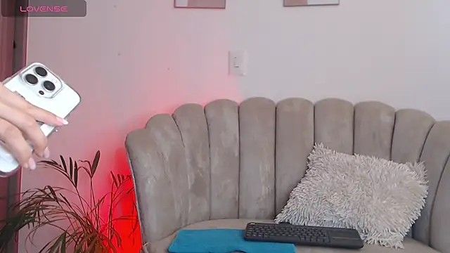 Snapshot of Tamaraa_Serra chatting on March 13, 2025, 4:56 pm Tamaraa Serra online show from March 13, 2025, 4:56 pm