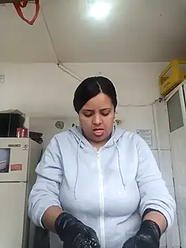 Snapshot of tuty_Tap chatting on December 4, 2025, 2:49 pm tuty Tap online show from December 4, 2025, 2:49 pm