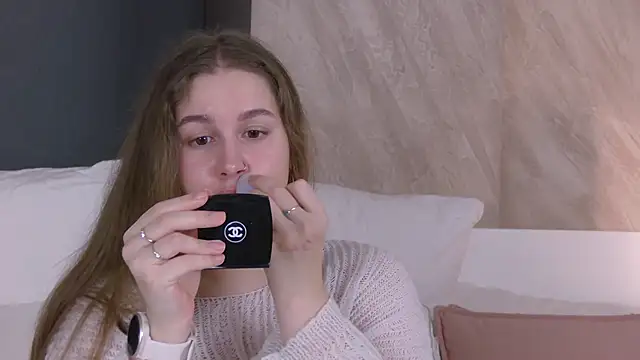 EllieHayes online show from April 18, 2026, 12:02 am