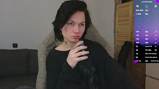 esajukyy online show from April 14, 2026, 4:23 pm