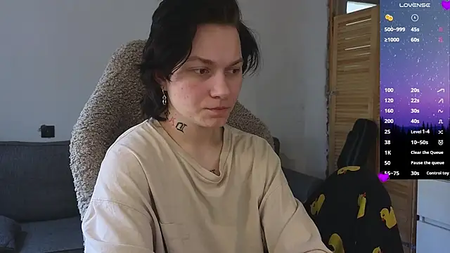 esajukyy online show from April 15, 2026, 5:02 am