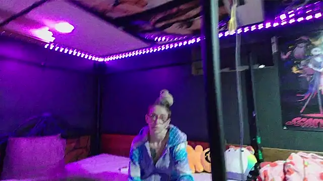 Snapshot of Stonermama666420 chatting on December 14, 2025, 4:18 am Stonermama666420 online show from December 14, 2025, 4:18 am