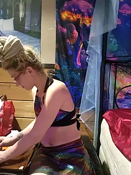 Snapshot of Stonermama666420 chatting on February 27, 2025, 4:13 am Stonermama666420 online show from February 27, 2025, 4:13 am