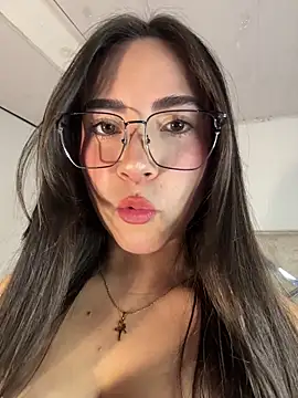 Snapshot of Melody_04 chatting on April 4, 2026, 4:19 am Melody 04 online show from April 4, 2026, 4:19 am