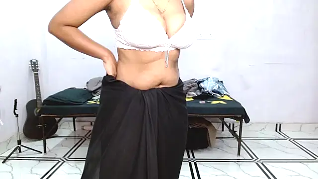 Snapshot of hinaa_khan chatting on July 15, 2026, 7:54 pm hinaa khan online show from July 15, 2026, 7:54 pm