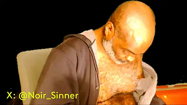 Snapshot of sinnernoir chatting on December 4, 2025, 8:35 am sinnernoir online show from December 4, 2025, 8:35 am