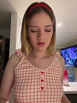 Snapshot of NicoleCut chatting on November 2, 2025, 10:20 am NicoleCut online show from November 2, 2025, 10:20 am