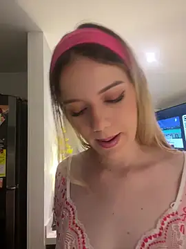 Snapshot of NicoleCut chatting on November 7, 2025, 10:42 am NicoleCut online show from November 7, 2025, 10:42 am