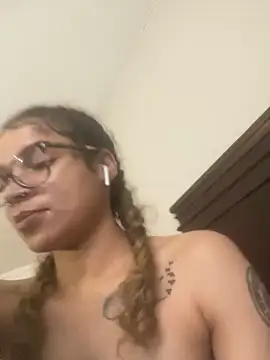 1prettygem online show from February 6, 2025, 5:40 pm