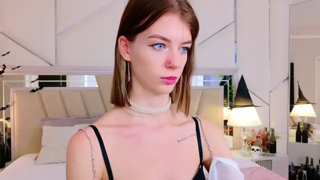 Snapshot of MeganMour chatting on November 1, 2025, 5:07 pm MeganMour online show from November 1, 2025, 5:07 pm