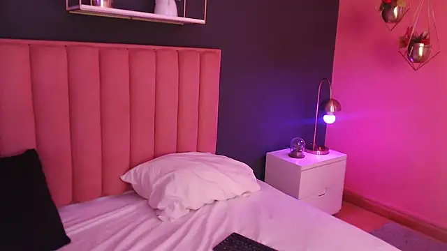 CrystalWoods94 online show from December 1, 2025, 1:45 pm