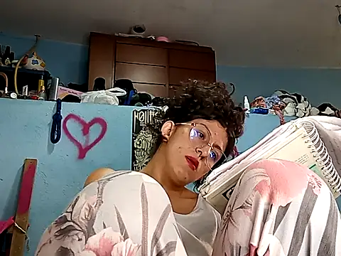 Snapshot of LoveElectra chatting on October 2, 2025, 3:04 pm LoveElectra online show from October 2, 2025, 3:04 pm