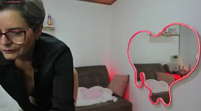 Snapshot of Adeellee_ chatting on January 15, 2025, 4:15 am Adeellee online show from January 15, 2025, 4:15 am