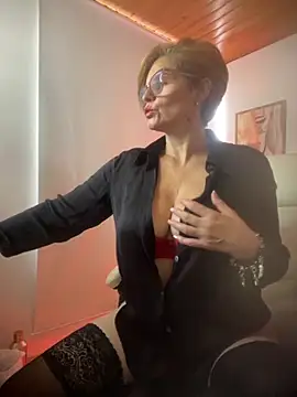 Snapshot of Adeellee_ chatting on October 12, 2025, 2:29 pm Adeellee online show from October 12, 2025, 2:29 pm