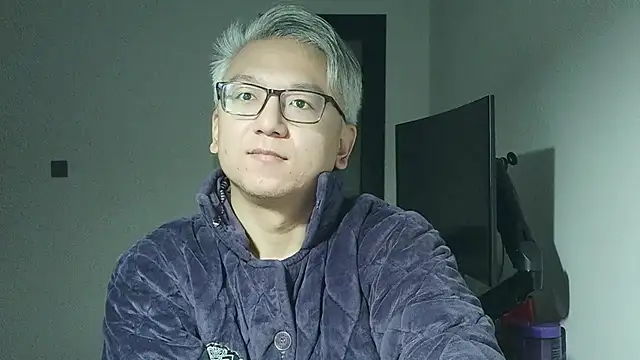 Snapshot of leoUSIR chatting on November 11, 2025, 8:14 pm leoUSIR online show from November 11, 2025, 8:14 pm