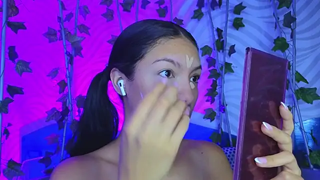 Snapshot of antonellaroux chatting on September 17, 2025, 12:18 pm antonellaroux online show from September 17, 2025, 12:18 pm