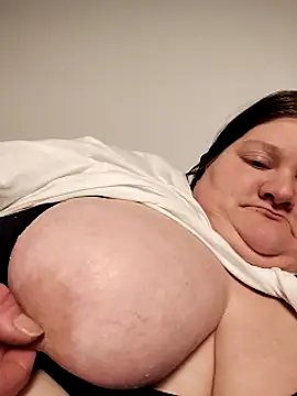 Snapshot of chrissybear84 chatting on February 19, 2025, 6:00 pm chrissybear84 online show from February 19, 2025, 6:00 pm