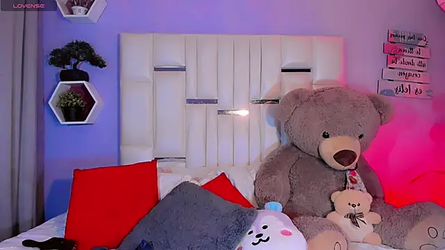 Snapshot of Aileen_18 chatting on November 2, 2025, 7:24 am Aileen 18 online show from November 2, 2025, 7:24 am