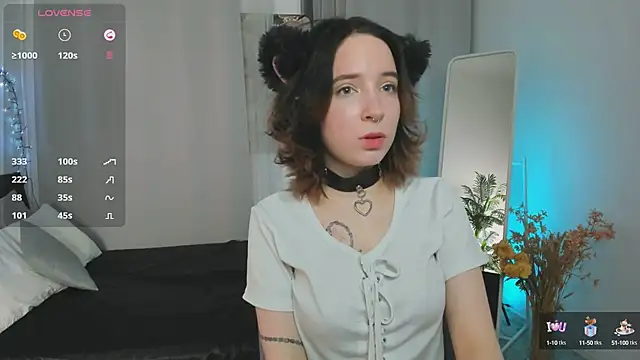 lilithlunna online show from March 4, 2025, 4:09 pm