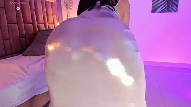 victoriaroyce1 online show from November 7, 2025, 1:15 pm