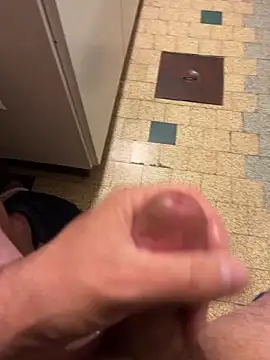 mikiss789 online show from April 15, 2026, 4:07 am