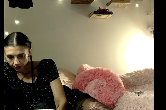 Snapshot of vavavixen chatting on December 23, 2024, 8:33 am vavavixen online show from December 23, 2024, 8:33 am