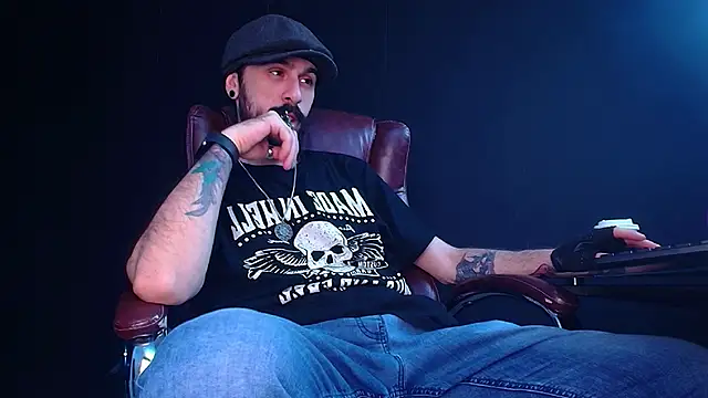 Snapshot of AxelColton chatting on November 26, 2025, 6:02 am AxelColton online show from November 26, 2025, 6:02 am