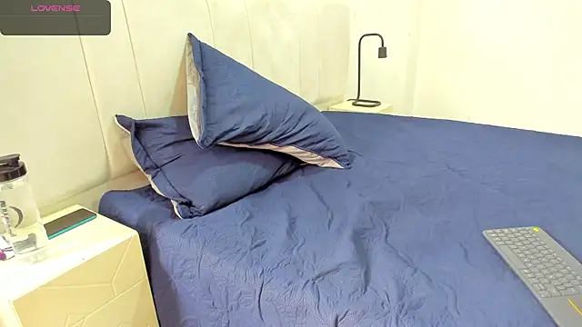 AbrilSonne online show from March 8, 2025, 6:58 pm