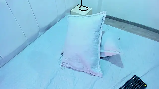 AbrilSonne online show from February 16, 2025, 6:32 pm