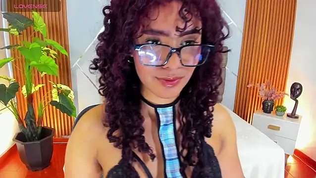 Snapshot of charlottee_white chatting on December 2, 2025, 8:43 pm charlottee white online show from December 2, 2025, 8:43 pm