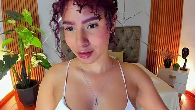 Snapshot of charlottee_white chatting on December 4, 2025, 7:57 pm charlottee white online show from December 4, 2025, 7:57 pm