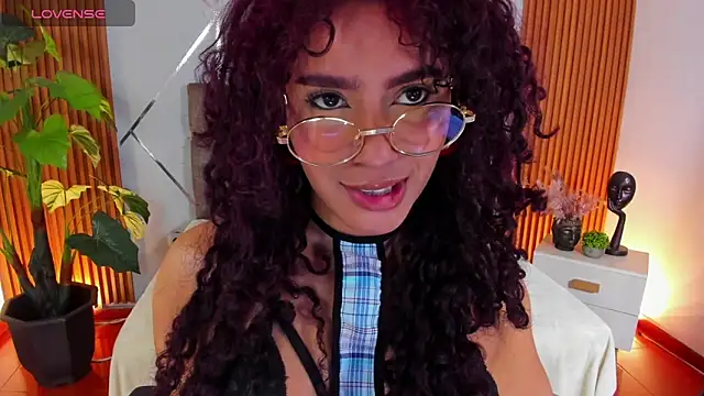 Snapshot of charlottee_white chatting on December 17, 2025, 8:36 pm charlottee white online show from December 17, 2025, 8:36 pm