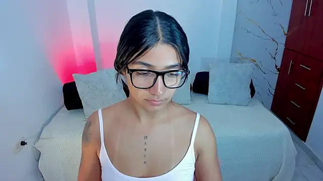 martina roldam online show from April 17, 2026, 1:19 am