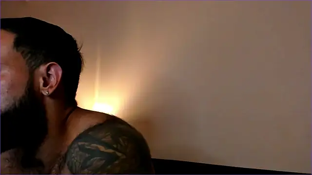 Snapshot of BradLeon_ chatting on October 6, 2025, 6:52 pm BradLeon online show from October 6, 2025, 6:52 pm