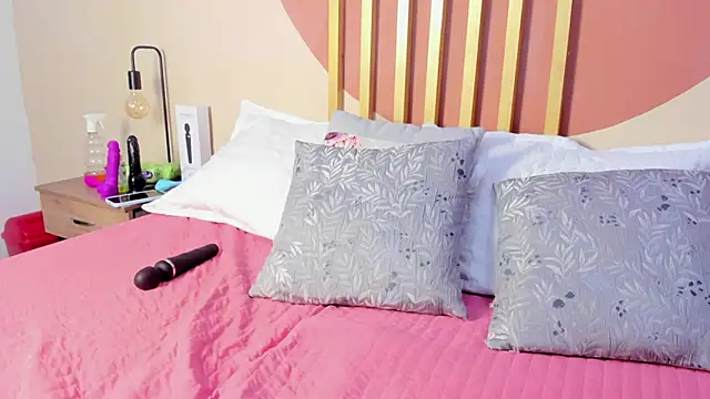 Snapshot of Nicole_Angels_ chatting on October 8, 2025, 7:47 pm Nicole Angels online show from October 8, 2025, 7:47 pm