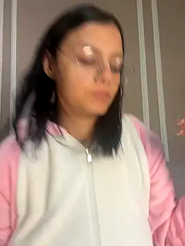 Snapshot of Abril_jones10 chatting on December 5, 2025, 4:22 am Abril jones10 online show from December 5, 2025, 4:22 am