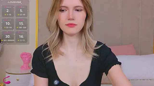 Snapshot of NellieLoyns chatting on July 10, 2026, 5:24 pm NellieLoyns online show from July 10, 2026, 5:24 pm