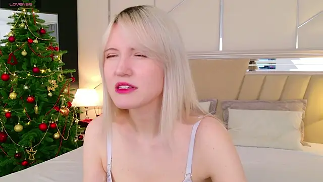 NellieLoyns online show from November 30, 2025, 5:14 pm