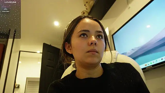 Snapshot of Hannah-Rose chatting on January 12, 2025, 2:35 am Hannah-Rose online show from January 12, 2025, 2:35 am